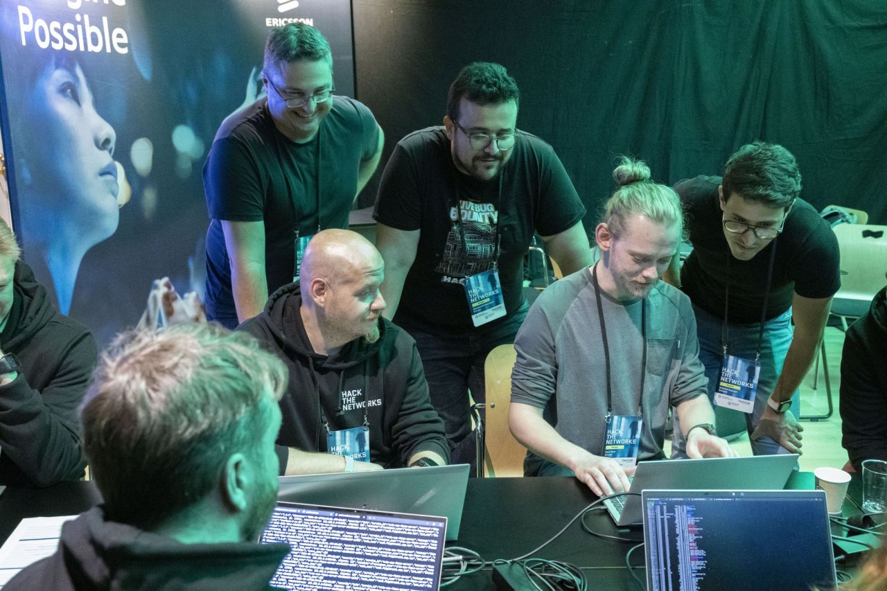 Hack the Networks -tapahtuman osallistujia