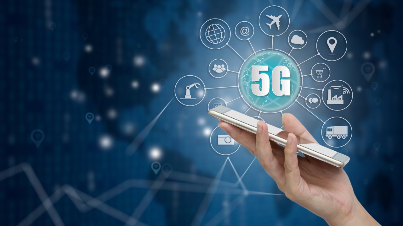 5G-puhelin yhteyksineen