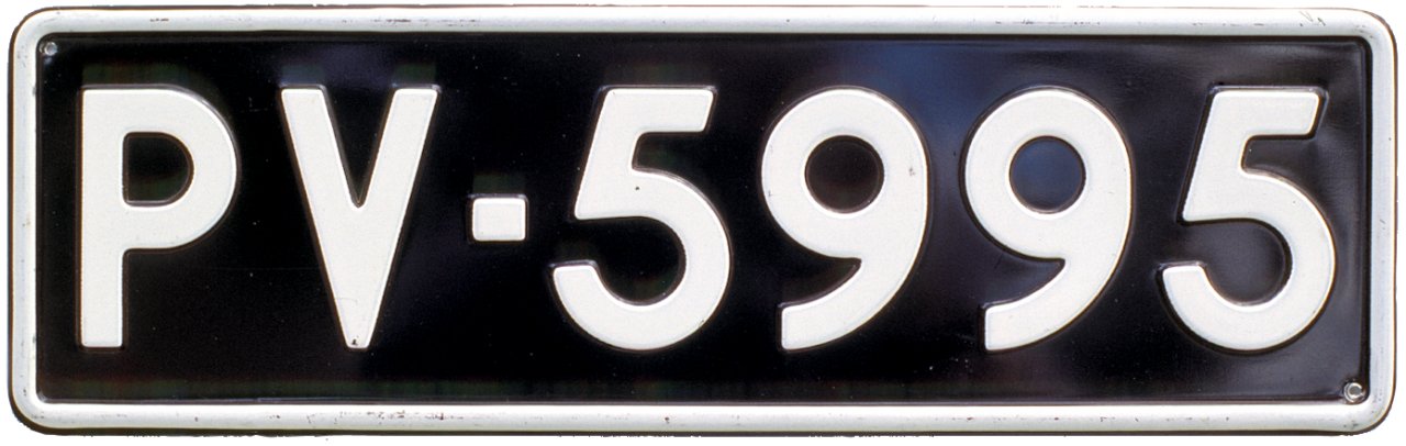 Perävaunun rekisterikilpi, mustapohjainen metallilevy, jossa valkoiset kohokirjaimet ja -numerot 'PV-5995'.