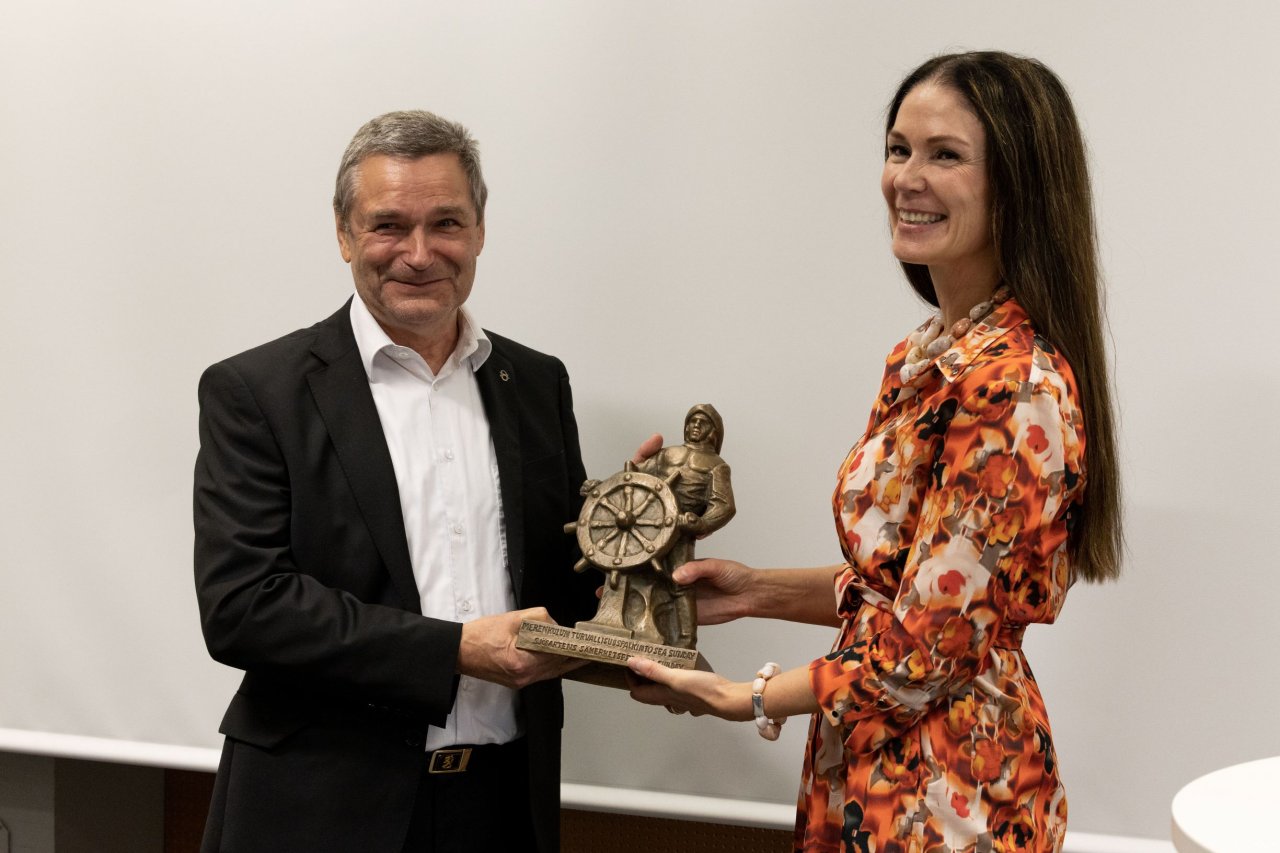 Ministeri Lulu Ranne ojentaa merenkulun turvallisuuspalkinnon merikapteeni Matti Aaltoselle