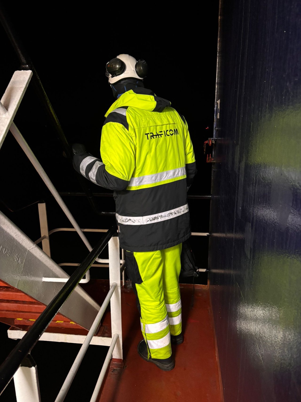 Tarkastaja seisoo selin Fitburg-aluksella