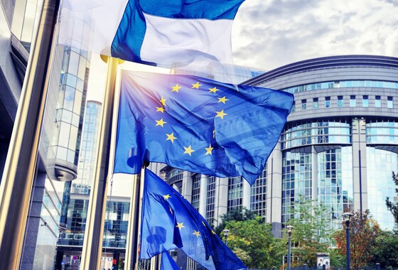 Eu-lippu ja Suomen lippu liehuvat.
