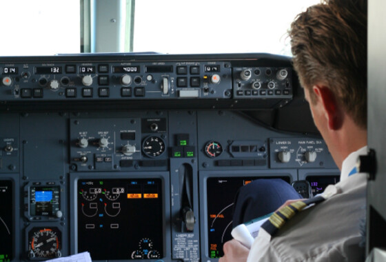 Lentäjä tekee lähtötarkastusta ohjaamossa