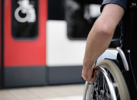 pyörätuolilla lähestytään metron ovia