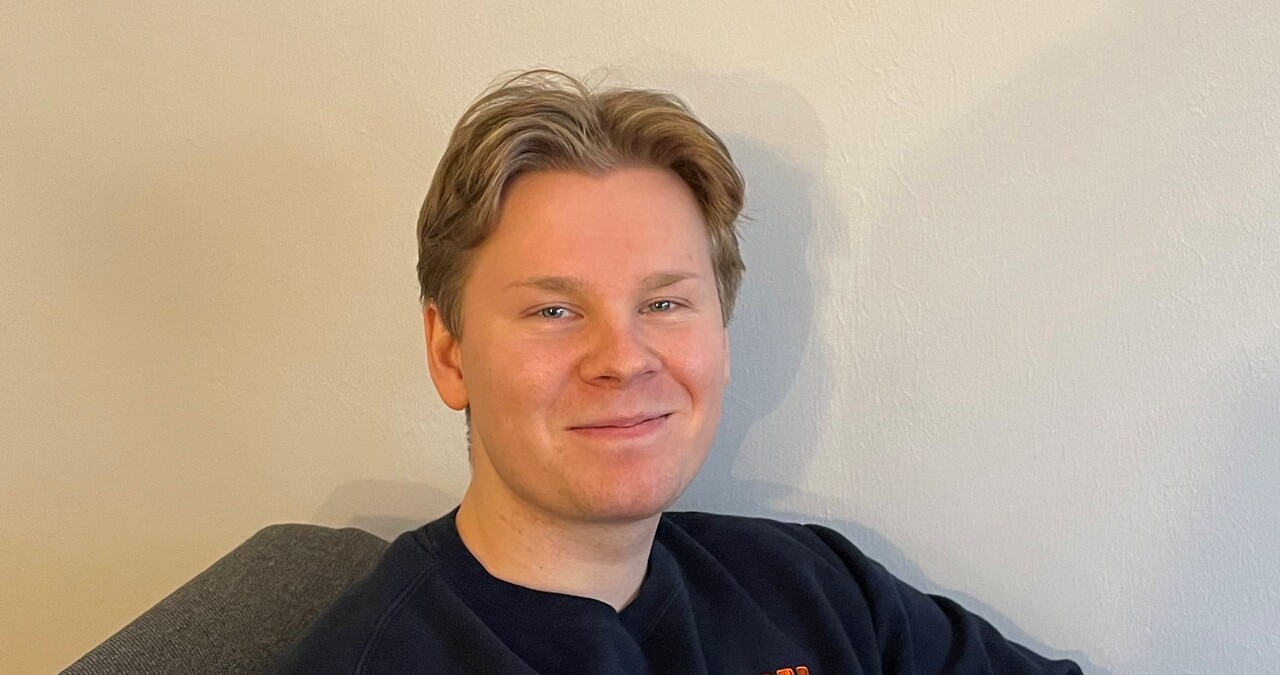 Kesätyöntekijä katsoo kameraan