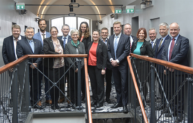 Pohjoismaisen merikartoituskomission osallistujat yhteiskuvassa