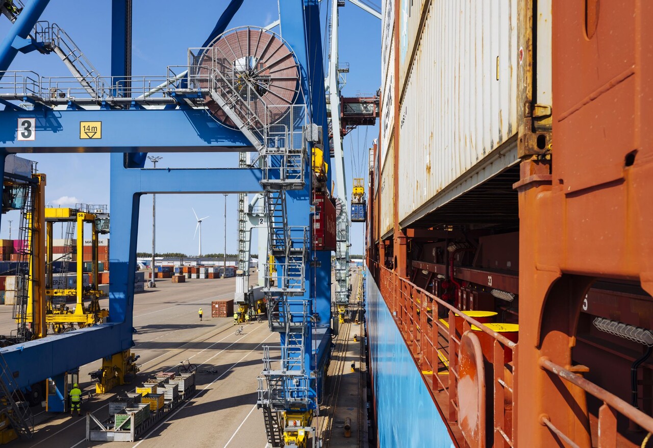 Rahtilaiva Kotkan satamassa.